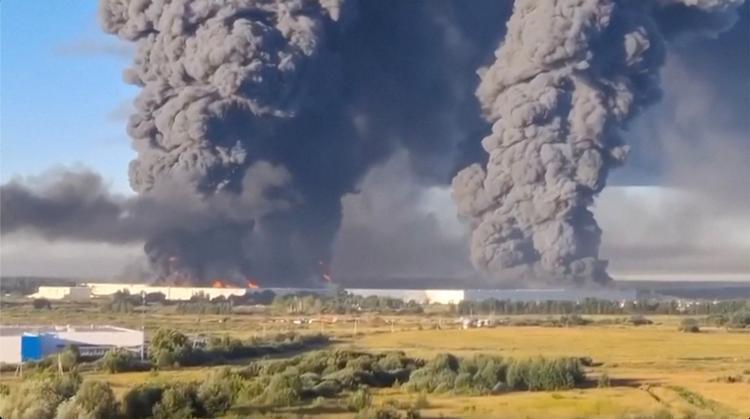 Over sommeren har Ukraine angrebet en lang række varelagre tilhørende den russiske handelsplatform Widlberries. 18 juli blev dette varelager i Elektrostal øst for Moskva ramt.    Foto: Social Media/Ritzau Scanpix