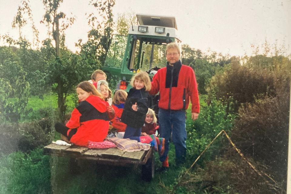 Maja Rimer er datter af en frugtavler, der skabte en af landets største økologiske æbleproduktioner. I dag er hendes barndoms æbleplantage på vej væk, og det er en sorg, man kun kender, hvis man er vokset op på et landbrug, skriver hun.   