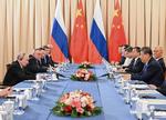 Anført af de to præsidenter mødtes delegationerne fra Kina og Rusland mandag.  Foto: Kristina Solovyova/Ritzau Scanpix