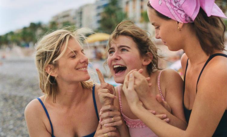 Mor og to døtre ved stranden i hjembyen Nice i filmen 'Lyset i os'. Men bare en badetur er spækket med uhygge og myriader af ting, der næsten kun kan gå galt.  Foto: Rialto