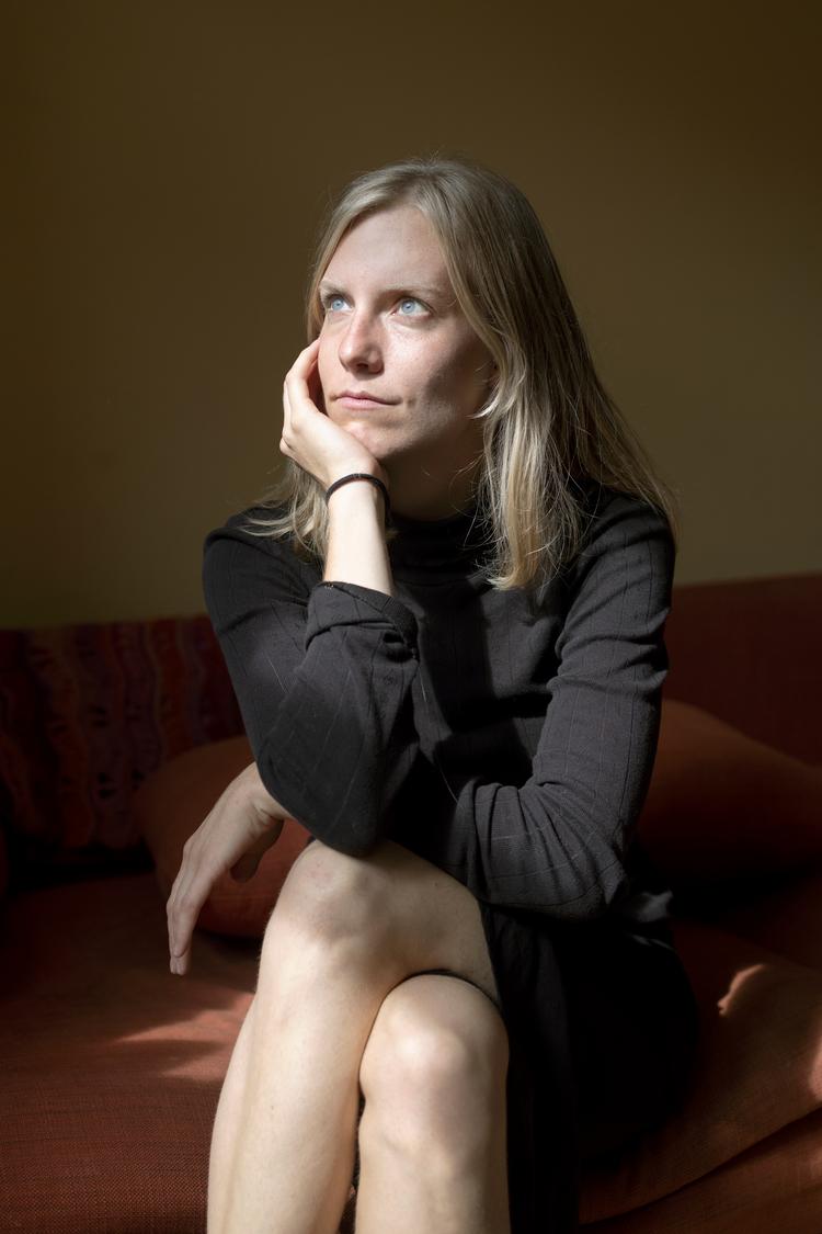 Svenskfødte Emeli Bergman (f. 1988) er uddannet på Forfatterskolen i København i 2014 og debuterede med novellesamlingen 'Salt' i 2017. Siden skrev hun 'På undersiden af dagen', som hun modtog flere priser for. Arkivfoto: Tilde Døssing Tornbjerg