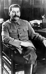 Josef Stalin (1879-1953) har inspireret den finske forfatter Pirkko Saisio til et begavet portræt. Som ætser huller i billedet af 'den fine farmand'. Foto: Wikimedia Commons