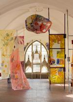 Vertikale triptykoner og hønsestiger forbinder jord og himmel i den danske maler Maria Wæhrens udstilling i Nikolaj Kunsthal. Det er tæt på at være en perfekt udstilling.  Foto: David Stjernholm