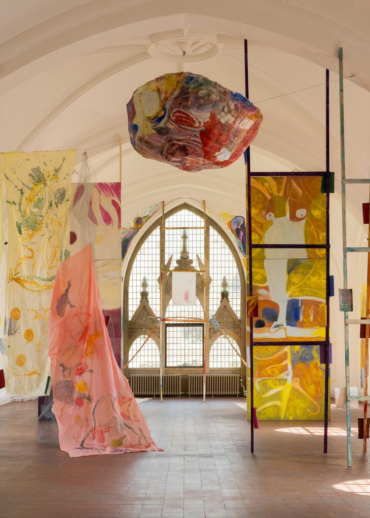 Vertikale triptykoner og hønsestiger forbinder jord og himmel i den danske maler Maria Wæhrens udstilling i Nikolaj Kunsthal. Det er tæt på at være en perfekt udstilling.  Foto: David Stjernholm