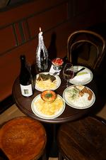 Ny storesøster til populær Vesterbro-bar laver enkel, vellavet og velsmagende mad til uhørt lave priser. Og vinene? Tilbuddene står i kø. Foto: Karla Ellingsøe
