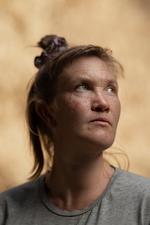 Hester Callaghan lever af at dyrke frugt og grønt på Samsø – et erhverv, hun kalder både meningsfuldt og økonomisk risikabelt. Foto: Karla Ellingsøe