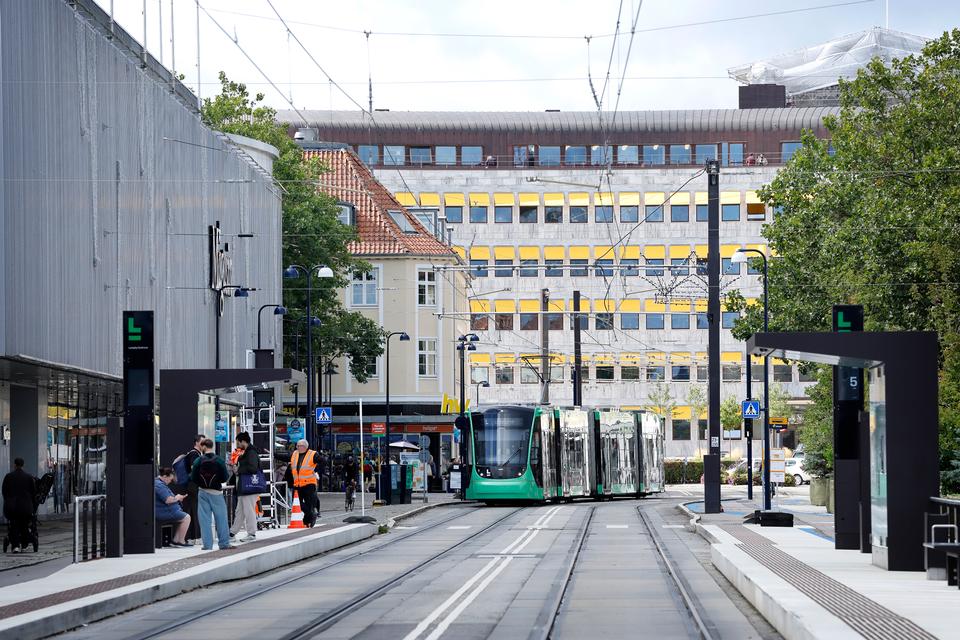  Letbanen passerer forbi det nyrestaurerede Lyngby Rådhus i baggrunden. Foto: Jens Dresling