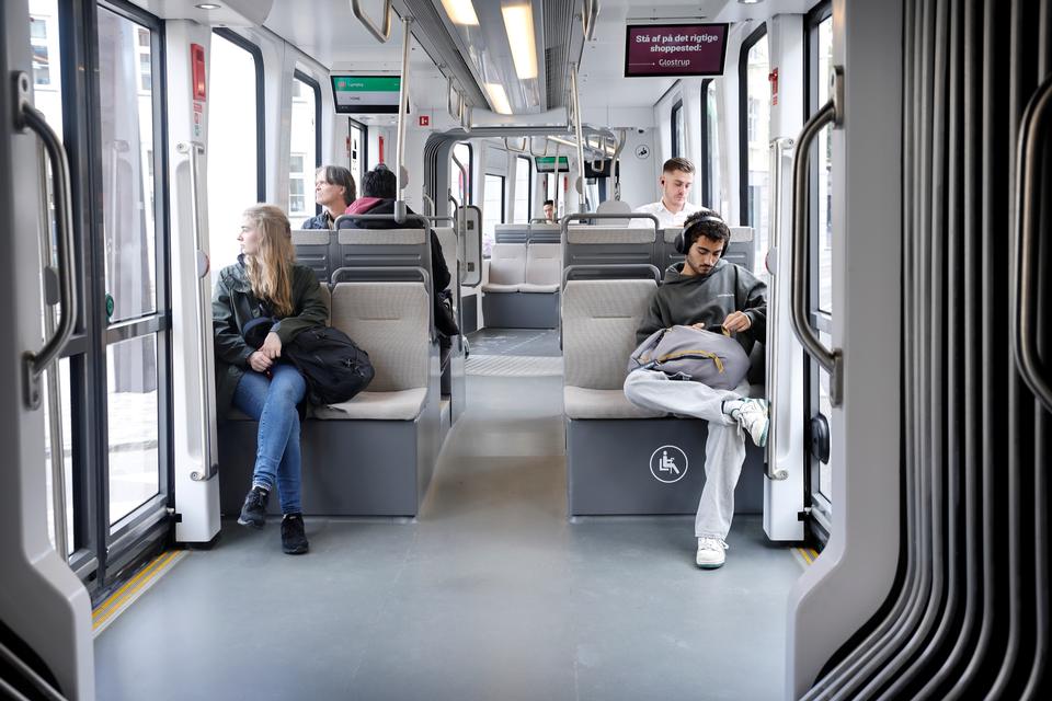 Interiøret er i stål, lys grå og herligt fri for reklamer og visuel støj. Foto: Jens Dresling