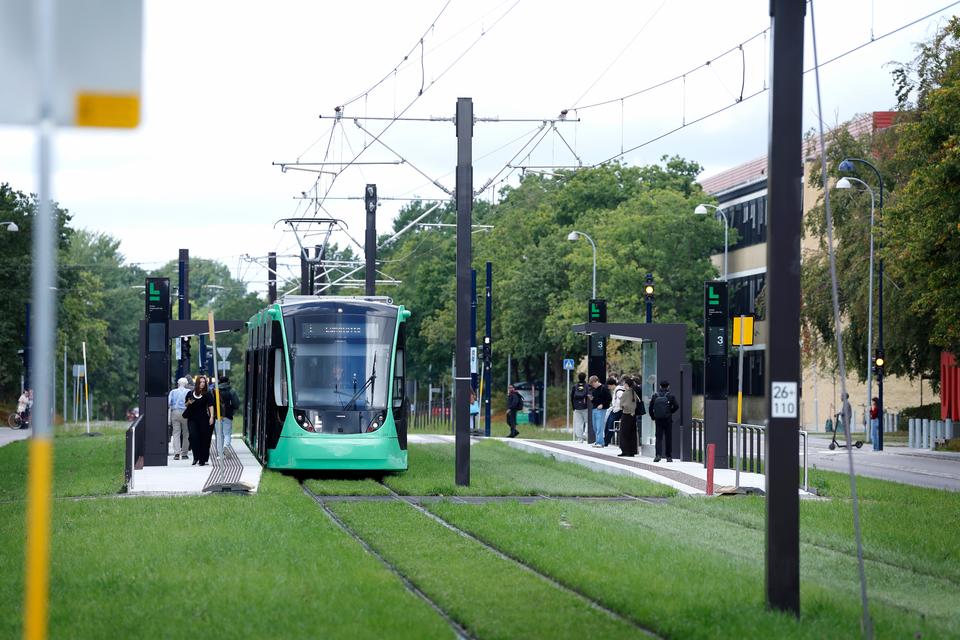     Det syregrønne tog er en kær gæst i DTU's smukke omgivelser.   Foto: Jens Dresling