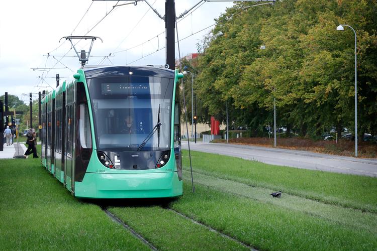 Det syregrønne tog er en kær gæst i DTU's smukke omgivelser.   Foto: Jens Dresling