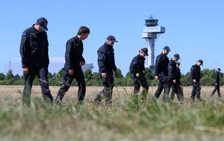 Et stort antal betjente blev brugt til at indsamle beviser i dronesagen fra Leipzig/Halle.  Foto: Hendrik Schmidt/Ritzau Scanpix