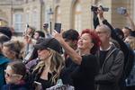 Turister på Amalienborg stimler sammen for at tage billeder af garderne under vagtskiftet klokken 12. Foto: Vilma Søndergaard