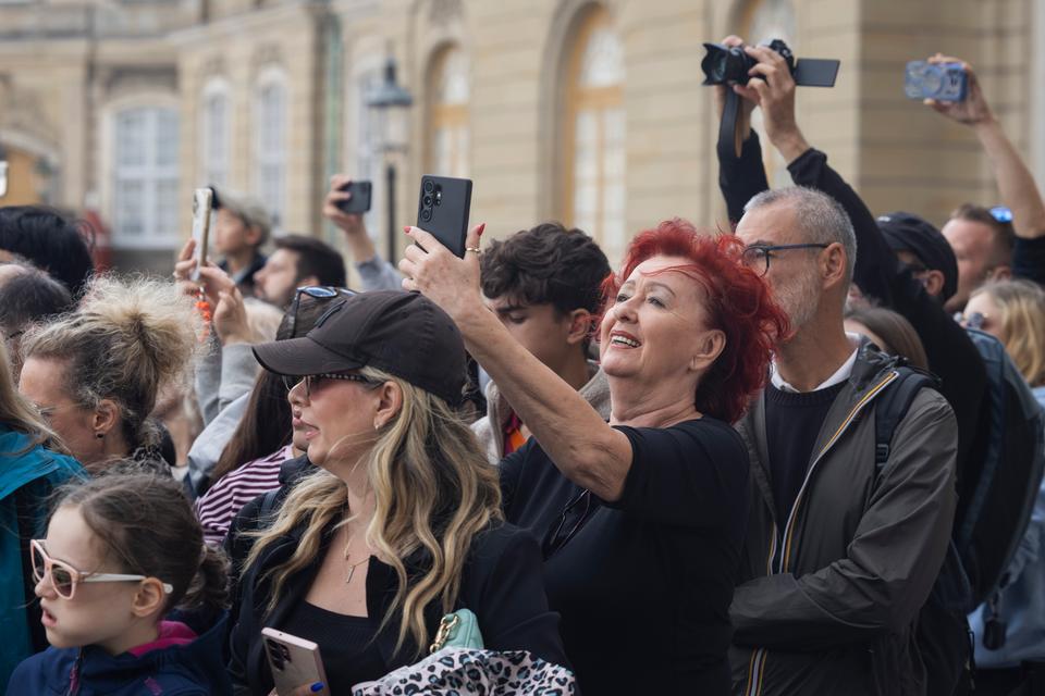 Turister på Amalienborg stimler sammen for at tage billeder af garderne under vagtskiftet klokken 12. Foto: Vilma Søndergaard