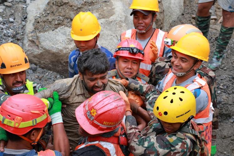 I ni dage var Sanjay Shah spærret inde i den tunnel, hvor han arbejdede, da en tsunami af vand, mudder og klippestykker oversvømmede tunnelen. Fredag blev han reddet ud til stor jubel. Foto: Nepal Army/Ritzau Scanpix