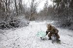 Ukrainsk soldat med en Starlink-terminal, der kan sende og modtage signaler fra en af systemets satellitter i kredsløb om Jorden. Foto: Clodagh Kilcoyne/Ritzau Scanpix