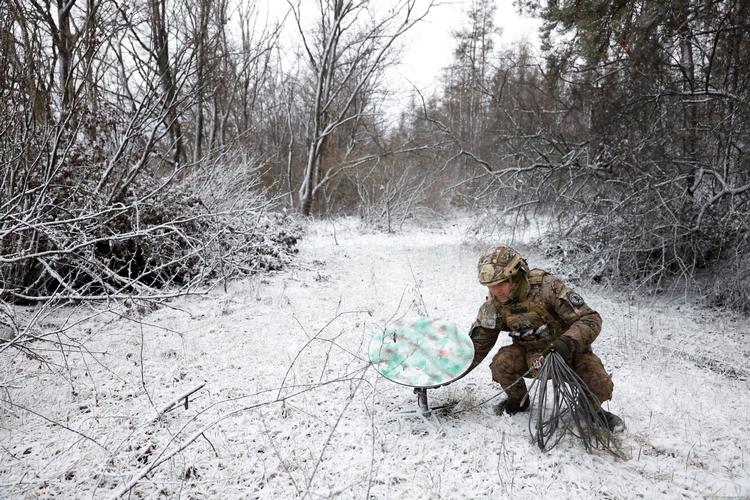 Ukrainsk soldat med en Starlink-terminal, der kan sende og modtage signaler fra en af systemets satellitter i kredsløb om Jorden. Foto: Clodagh Kilcoyne/Ritzau Scanpix