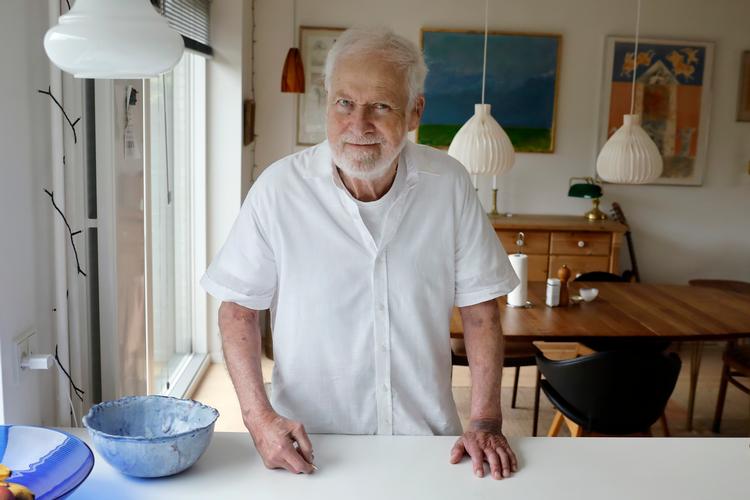 Henrik H. Lund fik en ny kæreste som 85-årig. Her er han fotograferet i sit hjem i Vanløse. Foto: Jens Dresling