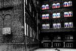 Ruslands ambassade har en skole på sin grund, hvor militær og patriotisk undervisning er fast på skoleskemaet. Bygningen, der vises i illustrationen, huser ikke den pågældende skole.  Illustration: Kira Bube. Originalfoto: Karla Ellingsøe