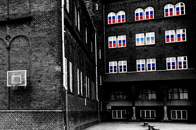 Ruslands ambassade har en skole på sin grund, hvor militær og patriotisk undervisning er fast på skoleskemaet. Bygningen, der vises i illustrationen, huser ikke den pågældende skole.  Illustration: Kira Bube. Originalfoto: Karla Ellingsøe