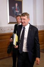 Vedtagelsen af gødskningsloven L5 har givet bøvl for både Venstres formand, Troels Lund Poulsen, og partifællen Thomas Danielsen, der her ses på vej til et gruppemøde forleden. Foto: Jens Dresling