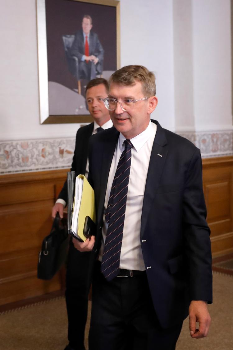 Vedtagelsen af gødskningsloven L5 har givet bøvl for både Venstres formand, Troels Lund Poulsen, og partifællen Thomas Danielsen, der her ses på vej til et gruppemøde forleden. Foto: Jens Dresling