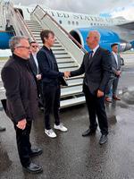 Lørdag landede de to amerikanske forhandlere Steve Witkoff (tv.) og Jared Kushner på russisk jord. Trumps svigersøn, var iført jeans og kondisko, en mere afslappet fremtoning end ved hans besøg i januar og december, hvor han var klædt i jakkesæt, skjorte og slips.  Foto: Handout/Ritzau Scanpix