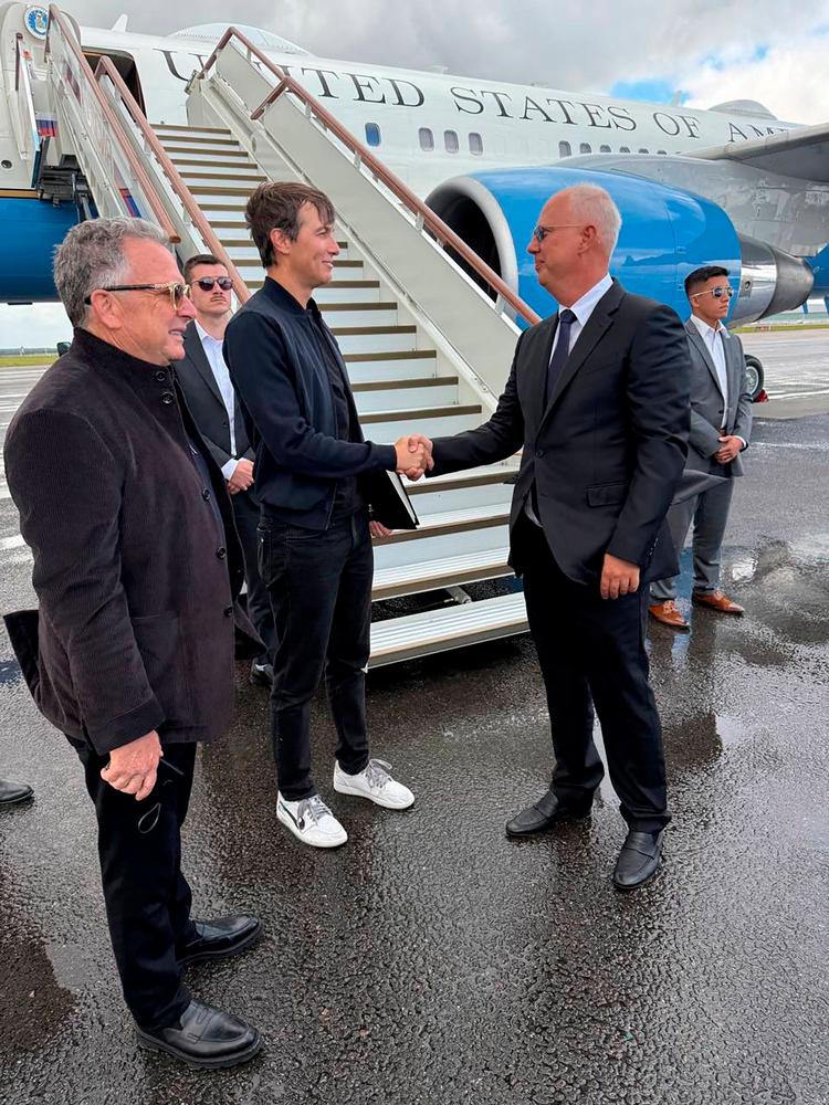 Lørdag landede de to amerikanske forhandlere Steve Witkoff (tv.) og Jared Kushner på russisk jord. Trumps svigersøn, var iført jeans og kondisko, en mere afslappet fremtoning end ved hans besøg i januar og december, hvor han var klædt i jakkesæt, skjorte og slips.  Foto: Handout/Ritzau Scanpix
