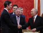 Ruslands præsident Vladimir Putin mødtes lørdag med USA's to særlige udsendinge, Donald Trumps svigersøn Jared Kushner og Steve Witkoff i Kreml. Foto: Mikhail Metzel/Ritzau Scanpix