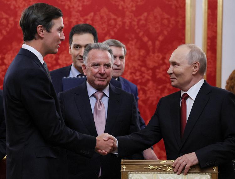 Ruslands præsident Vladimir Putin mødtes lørdag med USA's to særlige udsendinge, Donald Trumps svigersøn Jared Kushner og Steve Witkoff i Kreml. Foto: Mikhail Metzel/Ritzau Scanpix