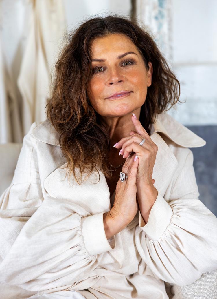 Carola fejrer sin fødselsdag med at udgive første bind af sin selvbiografi. Her beskylder hun bl.a. sin eksmand, prædikanten Runar Søgaard, for psykisk mishandling under deres ægteskab. Han afviser anklagerne.   Foto: 10600 Andreas Hillergren/tt/Ritzau Scanpix