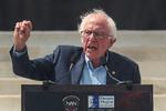 Bernie Sanders er oppe i årene, men ikke færdig med at stå på en talerstol. Her taler han 28. august ved en demonstration mod Donald Trumps forsøg på at ændre valgloven. Foto: Evelyn Hockstein/Ritzau Scanpix