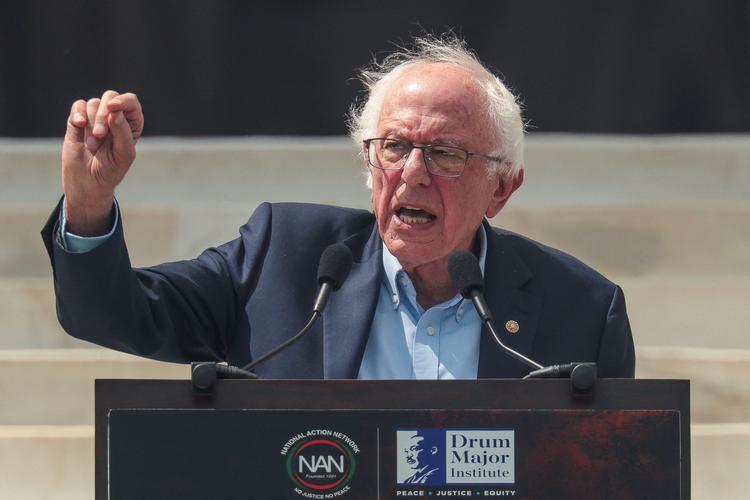 Bernie Sanders er oppe i årene, men ikke færdig med at stå på en talerstol. Her taler han 28. august ved en demonstration mod Donald Trumps forsøg på at ændre valgloven. Foto: Evelyn Hockstein/Ritzau Scanpix