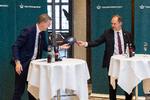 Jeppe Bruus (th.) overtog forsvarsministerposten fra Venstre-formand Troels Lund Poulsen (tv.) i juni. Siden har Jeppe  Bruus oplevet det danske forsvar som værende langt bedre end sit rygte.   Foto: Vikki Søholm
