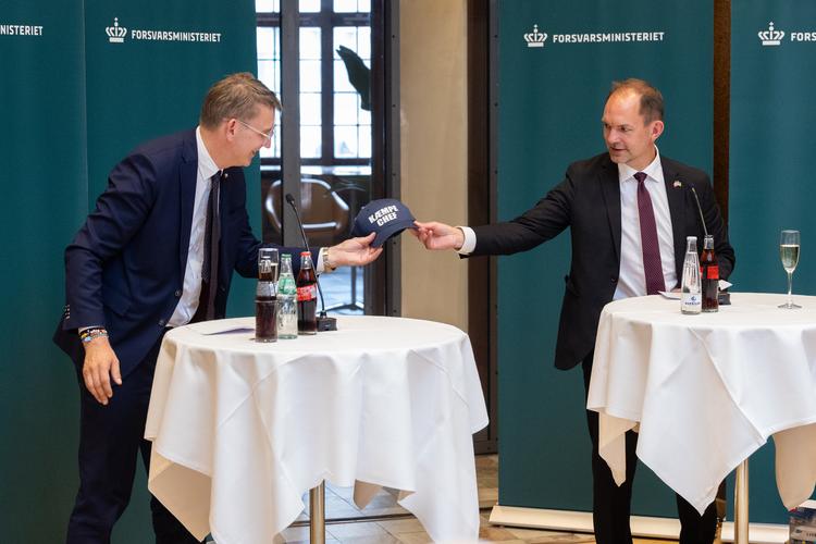 Jeppe Bruus (th.) overtog forsvarsministerposten fra Venstre-formand Troels Lund Poulsen (tv.) i juni. Siden har Jeppe  Bruus oplevet det danske forsvar som værende langt bedre end sit rygte.   Foto: Vikki Søholm
