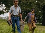 Amziah (Matthew McConaughey) og Kateri (Angelina LookingGlass) bliver forenet af fællesskab, honning og kampen mod tyveknægte på bijob.   Foto: SF Film