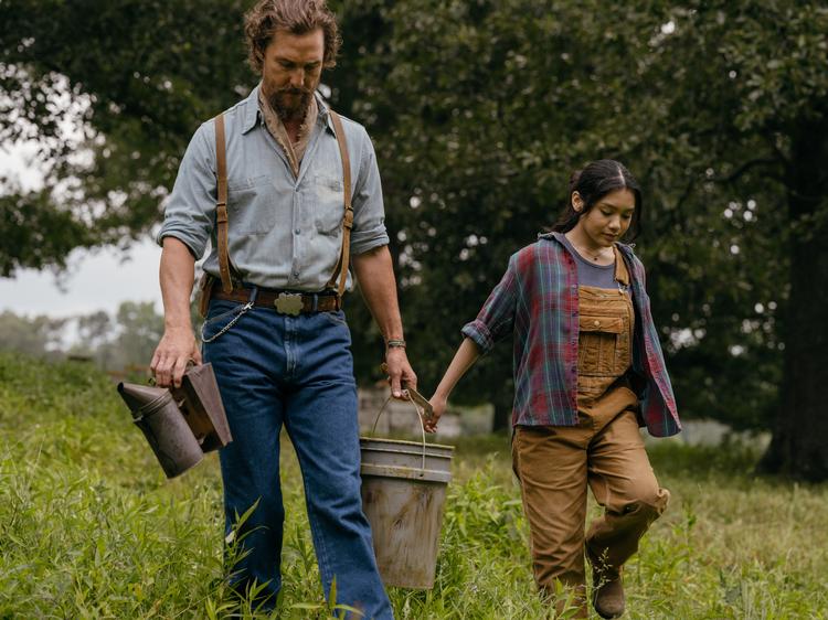 Amziah (Matthew McConaughey) og Kateri (Angelina LookingGlass) bliver forenet af fællesskab, honning og kampen mod tyveknægte på bijob.   Foto: SF Film