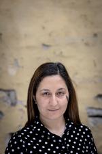 Wahida Faizi husker ikke soldaternes ansigter, men den pludselige lettelse, da de danske styrker tog imod hende. »De spurgte, hvordan jeg havde det, tilbød at bære min tunge taske og fik mig til at føle, at jeg var i sikre hænder. På den ene side prøvede nogen at slå mig ihjel – på den anden reddede de mit liv«. Foto: Mads Nissen