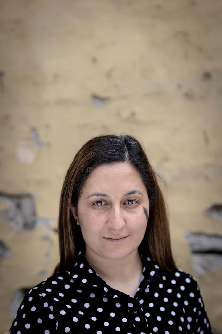 Wahida Faizi husker ikke soldaternes ansigter, men den pludselige lettelse, da de danske styrker tog imod hende. »De spurgte, hvordan jeg havde det, tilbød at bære min tunge taske og fik mig til at føle, at jeg var i sikre hænder. På den ene side prøvede nogen at slå mig ihjel – på den anden reddede de mit liv«. Foto: Mads Nissen