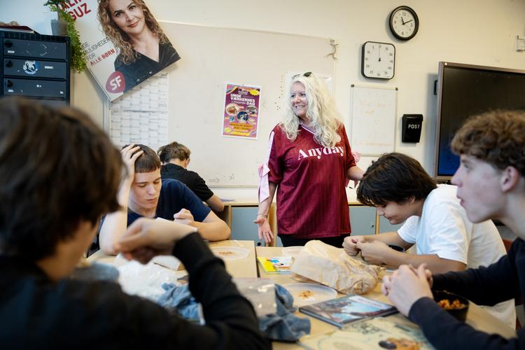 Kira Schlifer har været lærer i 30 år. De seneste fem år har hun arbejdet på Sortedamskolen på indre Østerbro. Eleverne er ikke 'ren spelt og god økonomi', siger hun. Cirka halvdelen kommer fra Nørrebro.  Foto: Thomas Borberg
