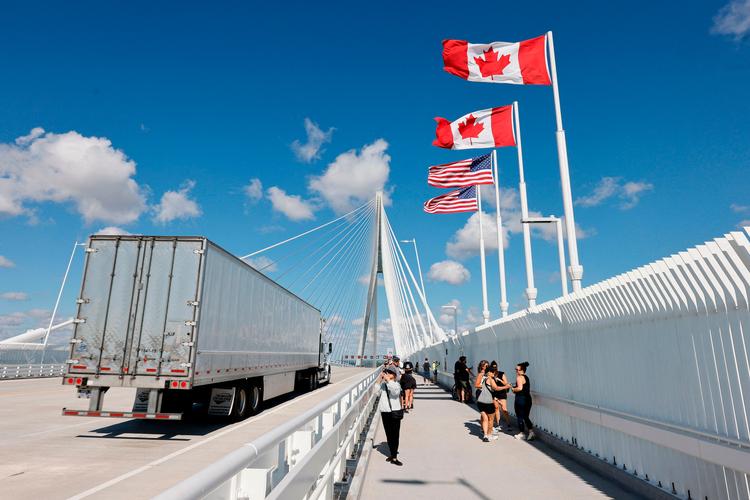  En lastbil kører fra Canada over Gordie Howe International Bridge og ind i USA. Fra slutningen af september må den ikke have spiritus eller mæleprodukter med, efter Donald Trump har indført importforbud på en række varer. Foto: Jeff Kowalsky/Ritzau Scanpix