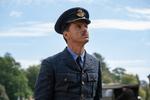 Mens generaler og andre meteorologer så blå himmel og grønt lys til at invadere Normandiet, så chefmeteorologen James Stagg (Andrew Scott) tegn på uvejr og forudsagde en militær katastrofe, hvis ikke general Eisenhower udsatte operationen.  Foto: Scanbox 