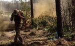 Der er ingen aktuelle fotos af situationen ved Lyman i Ukraine, men der har længe været kampe i området. Her affyrer ukrainske styrker artilleri mod besættelsesstyrkerne i april 2023. Foto: Kai Pfaffenbach/Ritzau Scanpix