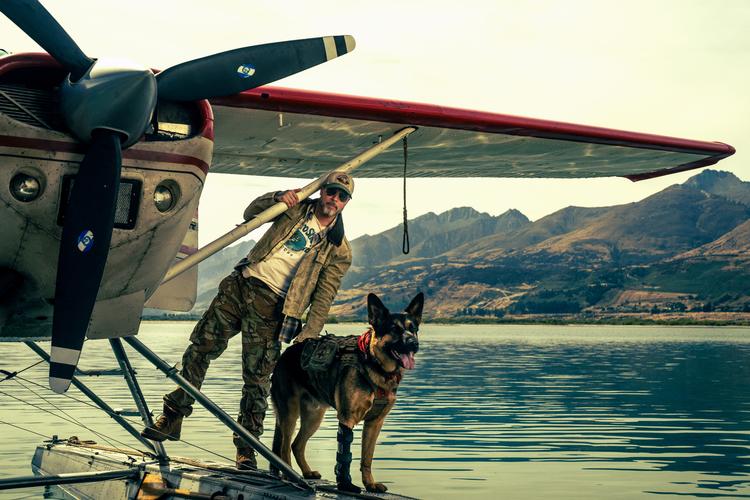 Det her kunne være et billede fra Ridley Scotts 'The Dog Stars', hvor en mand og et fly og nok en schæfer var alene mod verden. Det er en popkulturel posering til tiden.  Foto: UIP