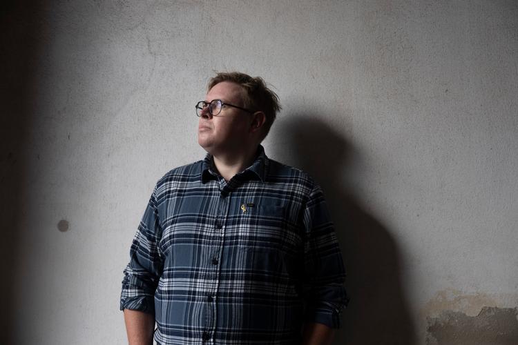 41-årige Morten Kromann har været udstationeret flere gange i Afghanistan og har nu fået over 50.000 mennesker til at skrive under på et borgerforslag om en åben krigsudredning. Her ses den ptsd-ramte jurist og sprogofficer på Kastellet, hvor forsvaret forleden afholdt flagdag for danske veteraner.  Foto: Karla Ellingsøe