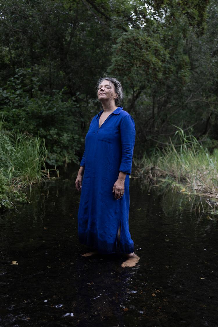 Kasia Gasparski bruger sine smykker til at kommentere sin samtid. I øjeblikket bliver hun stadig mere inspireret af de klimaudfordringer, vi står overfor.  Foto: Karla Ellingsøe