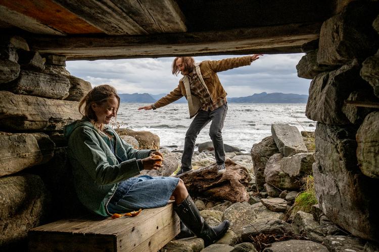 Filmens gennemkomponerede billeder er i sync med Fosses sprog. Her er Asle (Leo Magnus de la Nuez) og Gerd (Kristi-Helene Ingegerd) indrammet foran havets sug. Still fra filmen: SF Film. Foto: Helge Skodvin/Paradox/SF Studios