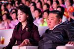 Kim Jong Un ses her med sin datter, Kim Ju Ae. Hun er ikke den nordkoreanske leders eneste barn, mener den sydkoreanske efterretningstjeneste. Foto: Str/Ritzau Scanpix