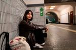 Daria Holovkov, også kaldet Dasja, sover ofte samme sted i metroen, hvor hun mødes med to af sine venner, så de kan holde sammen, når luftangrebene brager oven over byens undergrund.  Foto: Jakob Dall/Jakob Dall
