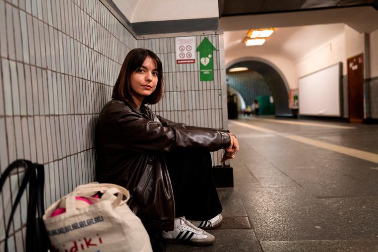Daria Holovkov, også kaldet Dasja, sover ofte samme sted i metroen, hvor hun mødes med to af sine venner, så de kan holde sammen, når luftangrebene brager oven over byens undergrund.  Foto: Jakob Dall/Jakob Dall