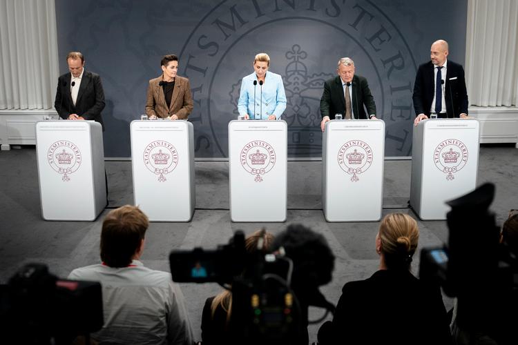 Mette Frederiksen har også selv fået sværere ved at læse længere tekster uden at miste koncentrationen, sagde hun på pressemødet torsdag om en ny Pisa-undersøgelse.  Foto: Sebastian Elias Uth/Ritzau Scanpix